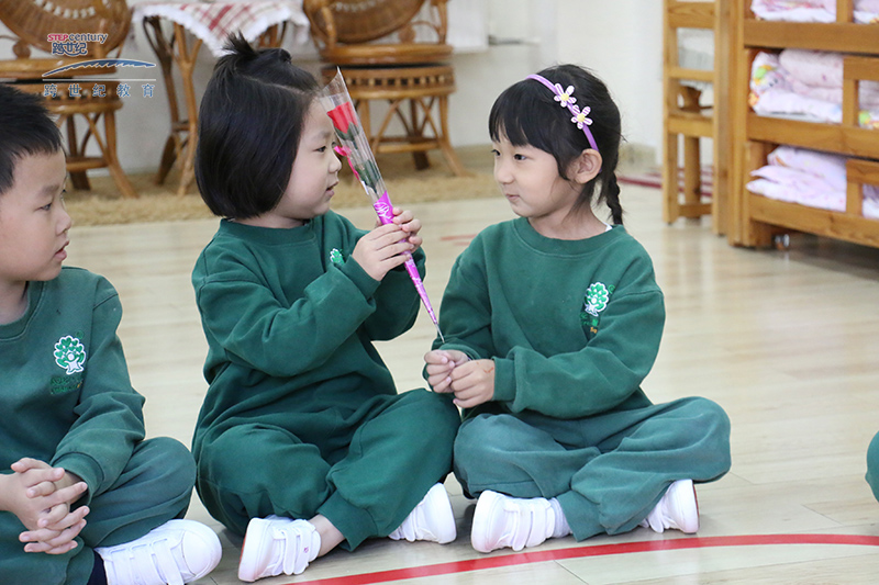 蒙氏混齡教育就是好,幫助孩子學(xué)會交往,提高社交能(néng)力!